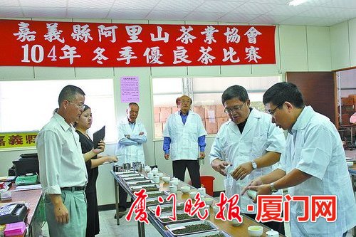 評委品鑒初賽茶樣。