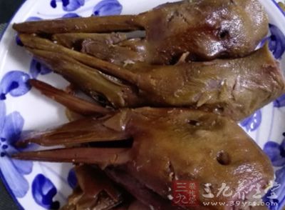 飯前在一鹵味店買了幾只鴨頭準備當下酒菜?？僧敆钅炒蜷_袋子時，卻發現里面有幾只蛆